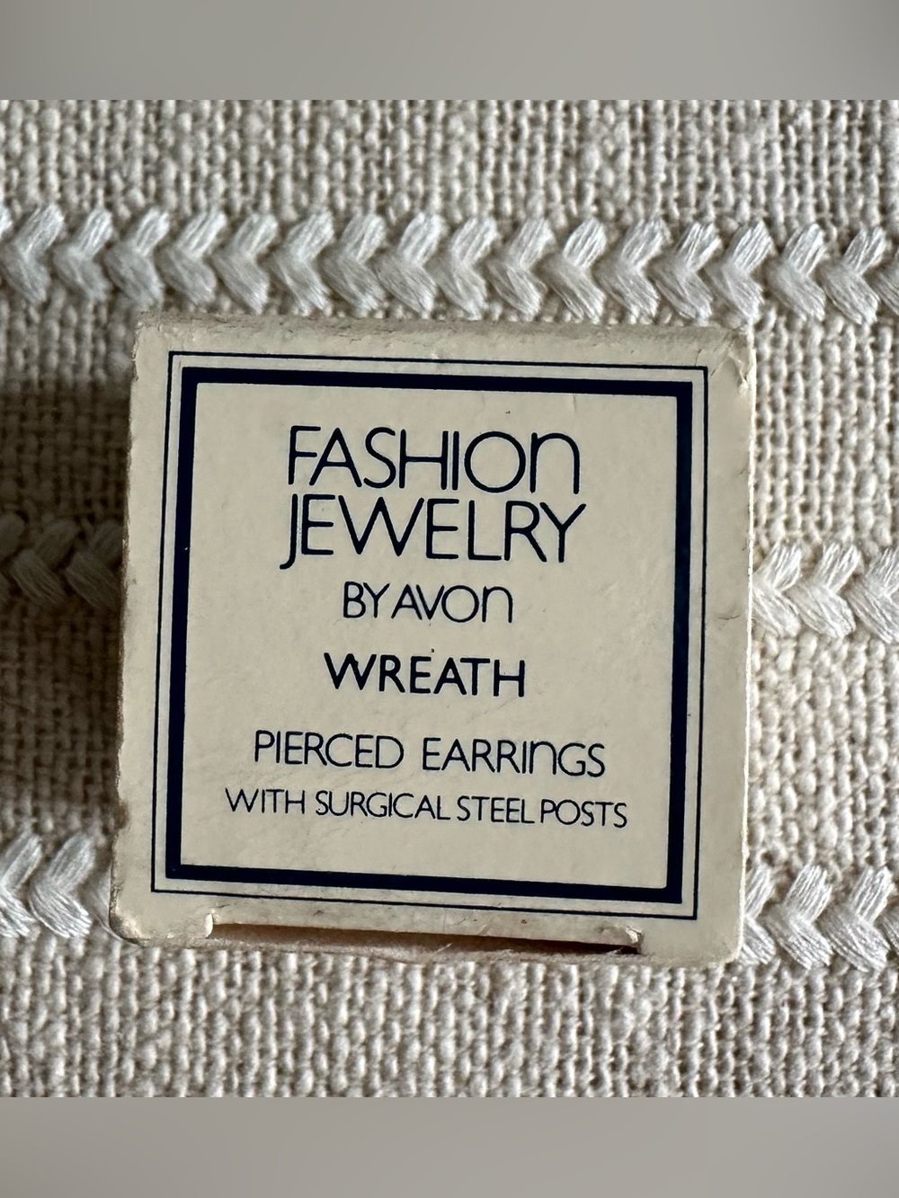 Avon vintage 1982 wreath earrings featuring a twisted rope design and a bow NIB! - Picture 4 of 7